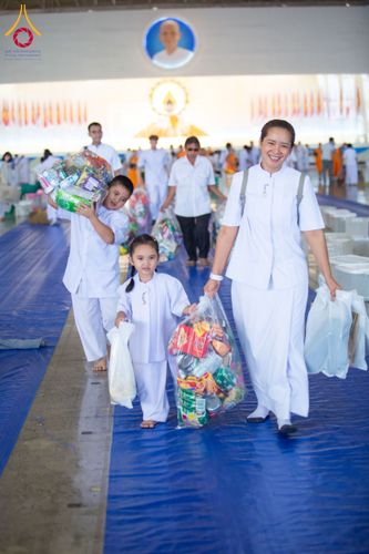 ภาพ No.209297:วันอาทิตย์ที่ 2 มีนาคม พ.ศ. 2568 พิธีตักบาตร ข้าวสารอาหารแห้ง ณ บ้านแก้วเรือนทองคุณยายฯ สภาธรรมกายสากล วัดพระธรรมกาย