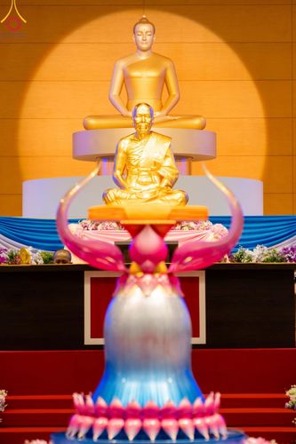 ภาพ No.159932:พิธีปฎิบัติธรรม , พิธีสักการะพระมงคลเทพมุนี (สด จนฺทสโร) พระผู้ปราบมาร ณ สภาธรรมกายสากล วัดพระธรรมกาย วันพฤหัสบดีที่ 10 ตุลาคม พ.ศ. 2567