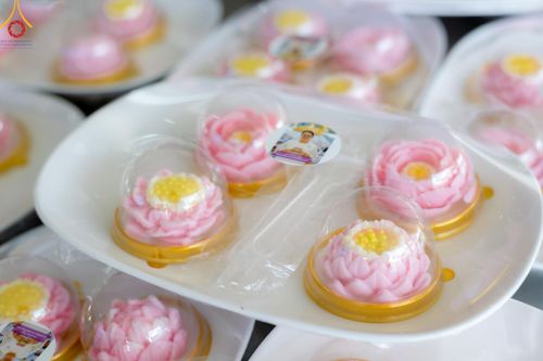 ภาพ No.174607:พิธีถวายภัตตาหารเมนูสวรรค์ เพื่อการบรรลุธรรม ณ หอฉันคุณยายอาจารย์ฯ วัดพระธรรมกาย วันที่ 23 พฤศจิกายน พ.ศ. 2567