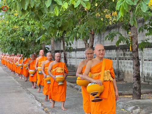 ภาพ No.136009:พระธรรมทายาท โครงการบวชพระนานาชาติ AEC & WAB ผู้บริหารรุ่นที่ 2 บิณฑบาต ณ หอฉันคุณยายอาจารย์ฯ เมืองแก้วมณี หมู่บ้านแก้วพุทธรักษา วันที่ 28 เมษายน พ.ศ. 2567