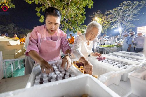 ภาพ No.110653:พิธีถวายภัตตาหารเป็นสังฆทาน แด่คณะพระธรรมยาตราฯ ในโครงการธรรมยาตรากตัญญูบูชา มหาปูชนียาจารย์ พระมงคลเทพมุนี(สด จนฺทสโร) พระผู้ปราบมาร อนุสรณ์สถาน 7 แห่ง ปีที่ 12 วันที่ 12 มกราคม พ.ศ. 2567 ณ อนุสรณ์สถานมหาวิหารพระมงคลเทพมุนี(โลตัสแลนด์) อ.สองพี่น้อง จ.สุ