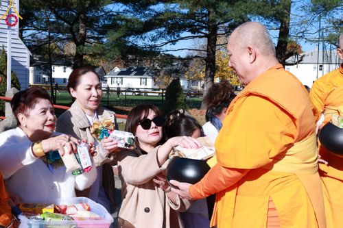 ภาพ No.98120:พิธีทอดกฐินสมปรารถนา วัดพระธรรมกายบอสตัน รัฐแมสซาชูเสตส์ ประเทศสหรัฐอเมริกา วันที่ 19 พฤศจิกายน พ.ศ. 2566