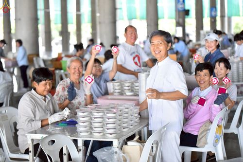 ภาพ No.239946:วันที่ 20-23 สิงหาคม พ.ศ. 2568 การเตรียมงานวันธรรมชัย ใส่ถ่านประทีป LED ที่วิหารคด 7 และ 25 วัดพระธรรมกาย