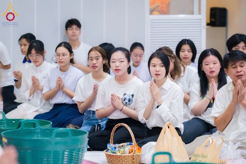 ภาพ No.60739:พิธีตักบาตรพระภิกษุสามเณร ธรรมทายาทระดับอุดมศึกษา วันเสาร์ที่ 20 เมษายน พ.ศ. 2567 ณ ห้องปฎิบัติธรรม ชั้นลอย มหารัตนวิหารคด 13 วัดพระธรรมกาย จ.ปทุมธานี