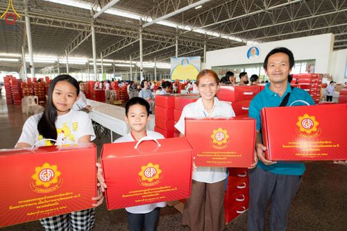 ภาพ No.212220:วันพุธที่ 19 มีนาคม พ.ศ. 2568 การบรรจุไทยธรรมลงกล่องสำเร็จ 43,500 กล่อง เพื่อถวายแด่พระสังฆาธิการ 40,000 กว่าวัดทั่วไทย ในวันคุ้มครองโลก 22 เมษายน พ.ศ. 2568 ณ บ้านแก้วเรือนทองคุณยายฯ วัดพระธรรมกาย