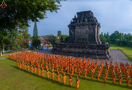 ภาพ No.105145:สามเณรธรรมทายาทชาวอินโดนีเซียกว่า 1,000 รูป เดินธรรมยาตรา บูชาพระสัมมาสัมพุทธเจ้า ณ มหาเจดีย์บุโรพุทโธ ประเทศอินโดนีเซีย ในวันที่ 27 ธันวาคม พ.ศ. 2566