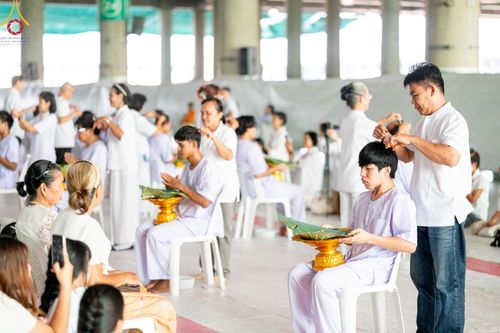 ภาพ No.159664:พิธีตัดปอยผมปลงผมนาคธรรมทายาท, พิธีบรรพชาอุปสมบทหมู่ โครงการอุปสมบทหมู่บูชาธรรม 140 ปี พระมงคลเทพมุนี (สด จนฺทสโร) ณ โบสถ์พระไตรปิฏก วัดพระธรรมกาย วันเสาร์ที่ 5 ตุลาคม พ.ศ. 2567