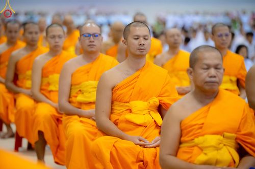 ภาพ No.146053:วันมหารำลึก ครั้งที่ 34 พิธีร่วมรำลึกถึงนักสร้างบารมีที่ล่วงลับไปแล้ว , พิธีสวดพระพุทธมนต์ ณ ห้องแก้วสารพัดนึก 1 วัดพระธรรมกาย วันเสาร์ที่ 27 กรกฎาคม พ.ศ. 2567