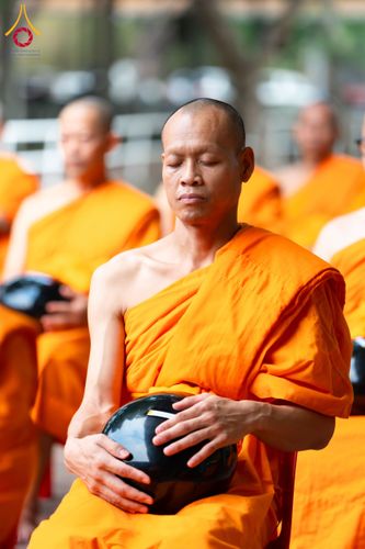 ภาพ No.61221:พิธีตักบาตรฉลองพระใหม่ รุ่นบูชาธรรมโครงการ 1-2 โครงการบรรพชาอุปสมบทหมู่ธรรมทายาท บูชาธรรมหลวงพ่อธัมมชโย 80 ปี ณ โถงช้างสำนักงานใหญ่ วัดพระธรรมกาย วันที่ 20 เมษายน พ.ศ. 2567