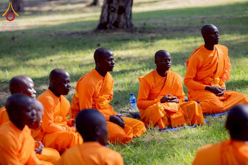 ภาพ No.232962:วันอาทิตย์ 29 มิถุนายน พ.ศ. 2568 กิจกรรมอบรมธรรมทายาทแอฟริกาใต้  ปฏิบัติธรรมสร้างสันติสุขภายใน แสงแห่งพุทธธรรมสู่แผ่นดินแอฟริกาใต้ ณ บริเวณหน้าวัดพระธรรมกายโจฮันเนสเบิร์ก