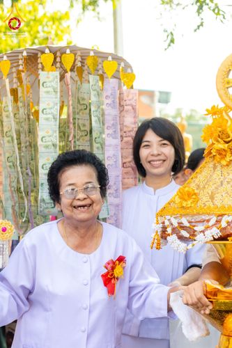 ภาพ No.171670:พิธีทอดกฐิน ณ วัดมหาโพธิ์ จ.ลพบุรี ในโครงการกฐินสามัคคีทั่วไทย 30,000 วัด บูชาธรรม 80 ปี หลวงพ่อธัมมชโย โดยคณะศิษยานุศิษย์วัดพระธรรมกาย วันที่ 27 ตุลาคม พ.ศ. 2567