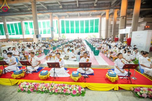 ภาพ No.115435:พิธีตักบาตรฉลองพระใหม่ ในโครงการอุปสมบทหมู่บูชาธรรม 115 ปี คุณยายอาจารย์มหารัตนอุบาสิกาจันทร์ ขนนกยูง วันที่ 19  มกราคม พ.ศ. 2567 ณ มหารัตนวิหารคด วัดพระธรรมกาย