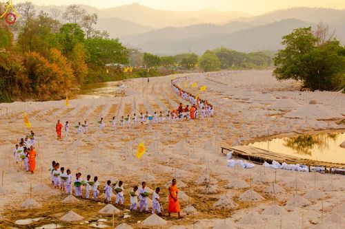 ภาพ No.63238:Photo Story  มหัศจรรย์วัดดงดินแดง Episode 1  พิธีปลงผมนาคธรรมทายาท  ในโครงการบรรพชาอุปสมบทหมู่ ฟื้นฟูพระพุทธศาสนาทั่วไทย วัดดงดินแดง ณ ลำน้ำแม่ตื่น อ.อมก๋อย จ.เชียงใหม่ วันที่ 2 เมษายน พ.ศ. 2567