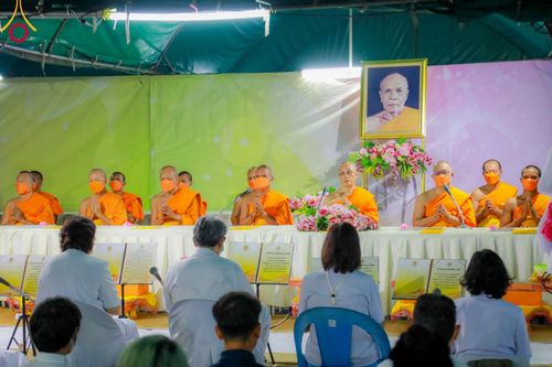 ภาพ No.108052:พิธีถวายภัตตาหารเป็นสังฆทาน แด่คณะพระธรรมยาตราฯ ในโครงการธรรมยาตรากตัญญูบูชา มหาปูชนียาจารย์ พระมงคลเทพมุนี(สด จนฺทสโร) พระผู้ปราบมาร อนุสรณ์สถาน 7 แห่ง ปีที่ 12 วันที่ 8 มกราคม พ.ศ. 2567 ณ อนุสรณ์สถานมหาวิหารพระมงคลเทพมุนี (โลตัสแลนด์) อ.สองพี่น้อง จ.สุ