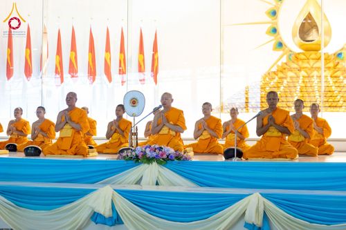 ภาพ No.231983:วันอาทิตย์ที่ 6 กรกฏาคม พ.ศ. 2568 พิธีตักบาตร ข้าวสารอาหารแห้ง  พิธีบูชาข้าวพระ สัมมนาพิเศษราชเหล็ก ณ สภาธรรมกายสากล วัดพระธรรมกาย