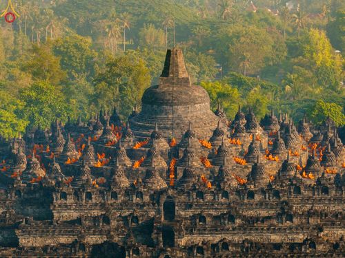 ภาพ No.105124:สามเณรธรรมทายาทชาวอินโดนีเซียกว่า 1,000 รูป นั่งสมาธิ และเวียนประทักษิณ ณ มหาเจดีย์บุโรพุทโธ ประเทศอินโดนีเซีย ในวันที่ 26 ธันวาคม พ.ศ. 2566