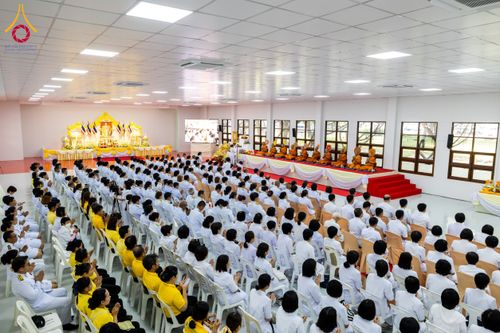 ภาพ No.179561:พิธีเจริญพระพุทธมนต์ พิธีทำบุญตักบาตรถวายพระราชกุศล และพิธีวางพานพุ่มดอกไม้ถวายราชสักการะ  แด่พระบาทสมเด็จพระบรมชนกาธิเบศร มหาภูมิพลอดุลยเดชมหาราช บรมนาถบพิตร เนื่องในวันคล้ายวันพระบรมราชสมภพ วันชาติ และวันพ่อแห่งชาติ วันพฤหัสบดีที่ 5 ธันวาคม พ.ศ. 2567 ณ