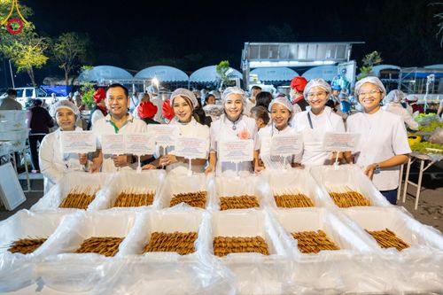 ภาพ No.108517:ถวายภัตตาหารเป็นสังฆทาน แด่คณะพระธรรมยาตราฯ ในโครงการธรรมยาตรากตัญญูบูชา มหาปูชนียาจารย์ พระมงคลเทพมุนี(สด จนฺทสโร) พระผู้ปราบมาร อนุสรณ์สถาน 7 แห่ง ปีที่ 12 วันที่ 7 มกราคม พ.ศ. 2567 ณ อนุสรณ์สถานโลตัสแลนด์ จ.สุพรรณบุรี