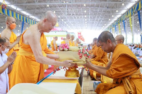 ภาพ No.85326:พิธีถวายมหาสังฆทานคณะสงฆ์ 2000 กว่าวัดทั่วประเทศปีที่ 23, พิธีถวายไทยธรรมคณะสงฆ์ 323 วัด 4 จังหวัดชายแดนภาคใต้, พิธีมอบปัจจัยช่วยเหลือครู 4 จังหวัดชายแดนภาคใต้ ณ สภาธรรมกายสากล วัดพระธรรมกาย ในวันสมาธิโลก อาทิตย์ที่ 6 สิงหาคม พ.ศ. 2566