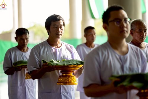 ภาพ No.248563:วันที่ 28 กันยายน พ.ศ. 2568 พิธีตัดปอยผม และปลงผม โครงการอุปสมบทบูชาธรรม 141 ปี พระมงคลเทพมุนี ณ วิหารคด วัดพระธรรมกาย