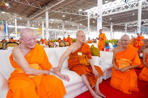 ภาพ No.235897:วันที่ 3 สิงหาคม พ.ศ. 2568 ภาพบรรยากาศ การต้อนรับปฎิสันถาร ของคณะสงฆ์ ในวันสมาธิโลก พิธีถวายมหาสังฆทาน 2,000 กว่าวัด ณ วัดพระธรรมกาย