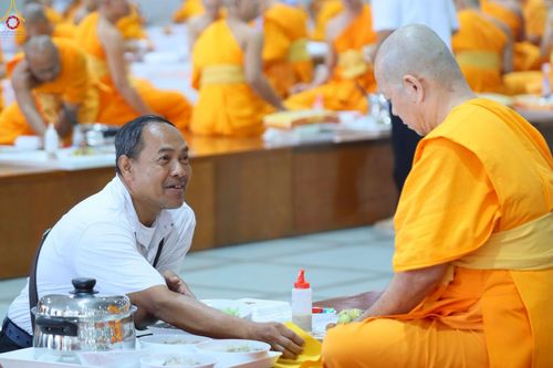 ภาพ No.240041:วันเสาร์ที่ 23 สิงหาคม พ.ศ. 2568 (วันพระ แรม 14 ค่ำ เดือน 9) พิธีบุพเปตพลี ครั้งที่ 169 ร่วมอุทิศบุญแด่หมู่ญาติที่ล่วงลับไปแล้ว และสืบทอดอายุพระพุทธศาสนา ณ หอฉันคุณยายอาจารย์ฯ วัดพระธรรมกาย