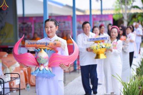 พิธีทอดผ้าป่าสามัคคีเพื่อสมทบทุนสร้างหอฉัน ๑๑๓ ปี  คุณยายอาจารย์มหารัตนอุบาสิกาจันทร์ขนนกยูง ครั้งที่ ๙ วันอาทิตย์ที่ ๓๐  มิถุนายน พ.ศ. ๒๕๖๗ ณ ศูนย์การศึกษาจอมบึง ต.รางบัว อ.จอมบึง จ.ราชบุรี