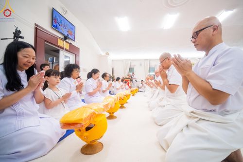 ภาพ No.144971:พิธีบรรพชา และอุปสมบท ธรรมทายาท โดยมี พระเดชพระคุณพระธรรมรัตนาภรณ์ เป็นพระอุปัชฌาย์ ยังความปลื้มปิติใจให้แก่ผู้ปกครอง และคณะญาติมิตร ณ วัดพระธรรมกายนิวเจอร์ซี  ประเทศสหรัฐอเมริกา