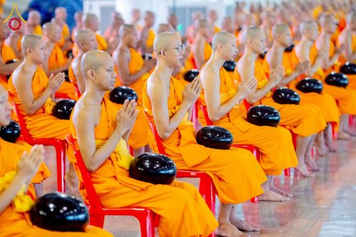 ภาพ No.223305:วันวิสาขบูชา วันอาทิตย์ที่ 11 พฤษภาคม พ.ศ. 2568 พิธีตักบาตร และปฎิบัติธรรม ณ สภาธรรมกายสากล วัดพระธรรมกาย