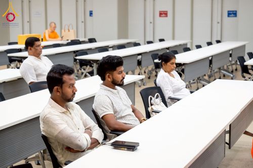 ภาพ No.222523:วันที่ 21 เมษายน พ.ศ. 2568 หลวงพ่อทัตตชีโวต้อนรับคณะสงฆ์ศรีลังกา ณ อาคาร 100 ปี คุณยายมหารัตนอุบาสิกาจันทร์ ขนนกยูง วัดพระธรรมกาย