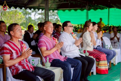 ภาพ No.255434:วันที่ 13 ตุลาคม พ.ศ. 2568 พิธีบรรจุพระบรมสารีริกธาตุ ผูกผ้า 7 สี เพื่อความเป็นสิริมงคล  และ ยกช่อฟ้า ประดิษฐานบนหลังคาอุโบสถวัดทุ่งเจริญธรรม ถวายบูชาธรรม 81 ปี หลวงพ่อธัมมชโย โดยคณะศิษยานุศิษย์ ณ วัดทุ่งเจริญธรรม อ.อมก๋อย จ.เชียงใหม่