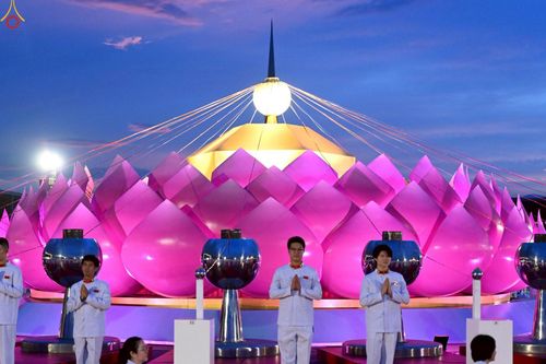 ภาพ No.253604:วันที่ 10 ตุลาคม พ.ศ. 2568 พิธีจุดประทีปบูชาพระผู้ปราบมาร, พิธีจุดประทีปบนพระมหาธรรมกายเจดีย์  20,000 ดวง เนื่องในวันคล้ายวันเกิดครบรอบ 141 ปี พระมงคลเทพมุนี (สด จนฺทสโร)