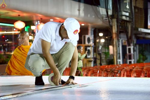 ภาพ No.237302:วันที่ 9-10 สิงหาคม พ.ศ. 2568 การเตรียมงาน เก็บงาน ของเจ้าหน้าที่ทุกสถานะ ในงานมหาสังฆทาน ตักบาตรพระ 10,000 รูป ใจกลางเมืองหาดใหญ่ จ.สงขลา