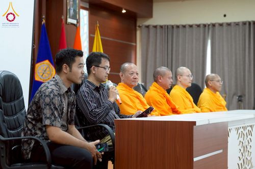 ภาพ No.227483:วันที่ 30 พฤษภาคม พ.ศ. 2568 สันติสุขจากสมาธิ แผ่ไพศาลในแดนอิเหนา : พระสงฆ์ไทยเยือนวิทยาลัยราเดนวิจายา อินโดนีเซีย
