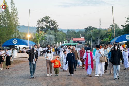 ภาพ No.103804:พิธีตักบาตรพระ 1,000 รูป ครั้งที่ 7 ถวายเป็นพุทธบูชา เพื่อช่วยเหลือคณะสงฆ์ 323 วัด 4 จังหวัดชายแดนภาคใต้ และถวายแด่คณะสงฆ์จังหวัดพิษณุโลก ณ ลานธรรมธุดงคสถานพิษณุโลก อ.วังทอง จ.พิษณุโลก วันที่ 24 ธันวาคม พ.ศ. 2566