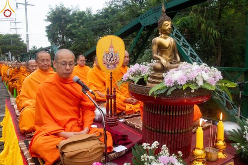 ภาพ No.101981:พิธีตักบาตรพระ 111 รูป ณ สะพานประวัติศาสตร์  อ.ปาย จ.แม่ฮ่องสอน วันอาทิตย์ที่ 10 ธันวาคม พ.ศ. 2566