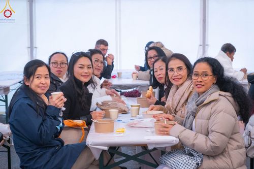 ภาพ No.94540:พิธีทอดกฐินวัดพระธรรมกายสวิตเซอร์แลนด์ วันอาทิตย์ที่ 12 พฤศจิกายน พ.ศ. 2566 ณ หอประชุม Schulhaus Obergoldbach