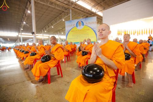 ภาพ No.167455:พิธีตักบาตรและพิธีบูชาข้าวพระ ในวันอาทิตย์ที่ 3 พฤศจิกายน พ.ศ. 2567 ณ วัดพระธรรมกาย