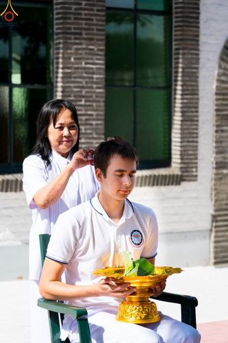 ภาพ No.83319:พิธีตัดปอยผมธรรมทายาทและฝากตัวเป็นศิษย์ ในโครงการอบรมพระธรรมทายาททวีปยุโรป รุ่นที่ 9 วันพุธที่ 12 มิถุนายน พ.ศ. 2566 ณ วัดพระธรรมกายเบเนลักซ์ ประเทศเบลเยี่ยม