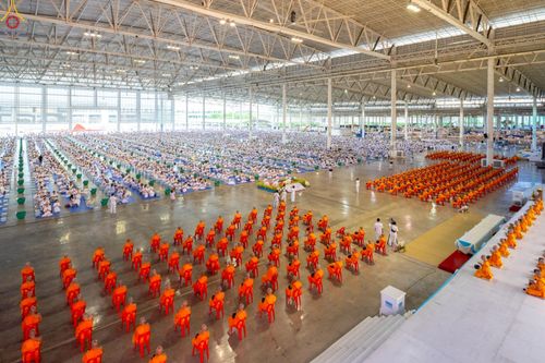 ภาพ No.263869:วันอาทิตย์ที่ 2 พฤศจิกายน พ.ศ. 2568 พิธีตักบาตรอาทิตย์ต้นเดือน ณ บ้านแก้วเรือนทองคุณยายฯ วัดพระธรรมกาย