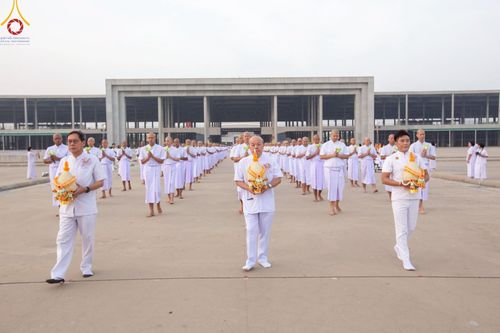 ภาพ No.216914:วันเสาร์ที่ 12 เมษายน พ.ศ. 2568 พิธีเวียนประทักษิณรอบพระมหาธรรมกายเจดีย์  พิธีวันทาเจดีย์ พิธีขอขมาและมอบผ้าไตร ในโครงการอุปสมบทหมู่ บูชาธรรมหลวงพ่อธัมมชโย, โครงการธรรมทายาท ระดับอุดมศึกษา รุ่นที่ 52 ,  โครงการบวชพระนานาชาติ AEC & WAB CEO รุ่นที่ 4 , ณ ว