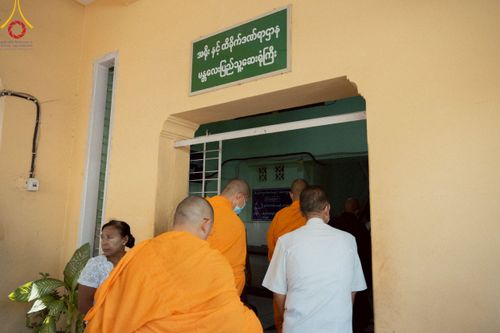 ภาพ No.220268:วันที่ 17 เมษายน พ.ศ. 2568 ผู้แทนวัดพระธรรมกาย ลงพื้นที่เยียวยา ซับน้ำตาเหยื่อแผ่นดินไหวมัณฑะเลย์