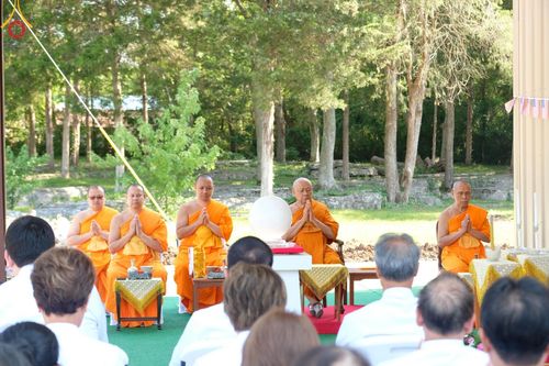 ภาพ No.142886:พิธีเจริญพระพุทธมนต์ โปรยรัตนชาติ เพื่อความเป็นสิริมงคล  ณ พื้นที่ก่อสร้างอาคารปฏิบัติธรรม “แก้วธรรมชัยรัตนอนันต์”  วัดพระธรรมกายเทนเนสซี ประเทศสหรัฐอเมริกา วันอังคารที่ 2 กรกฎาคม พ.ศ. 2567