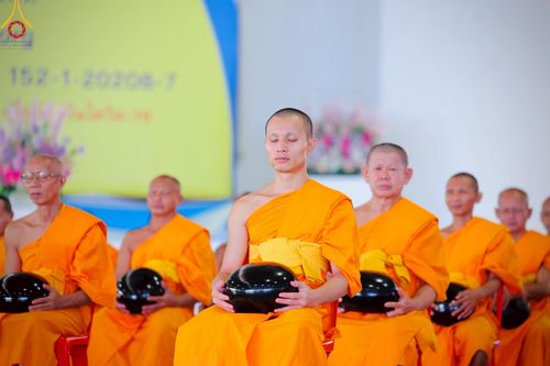 ภาพ No.221939:วันที่ 4 พฤษภาคม พ.ศ. 2568 พิธีตักบาตร เนื่องในวันอาทิตย์ต้นเดือน ณ บ้านแก้วเรือนทองคุณยายฯ วัดพระธรรมกาย