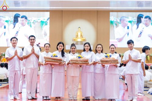 ภาพ No.180777:พิธีถวายภัตตาหารเมนูสวรรค์ และพิธีถวายอุปกรณ์กันหนาว แด่คณะพระภิกษุสามเณรวัดพระธรรมกาย วันอาทิตย์ที่ 8 ธันวาคม พ.ศ.2567 ณ สภาธรรมกายสากล วัดพระธรรมกาย