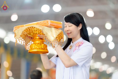 ภาพ No.215353:วันอาทิตย์ต้นเดือนที่ 6 เมษายน พ.ศ. 2568 ขบวนอัญเชิญผ้าป่าสมทบ มหาสังฆทาน 40,000 กว่าวัดทั่วประเทศ ณ สภาธรรมกายสากล วัดพระธรรมกาย