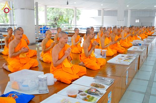 ภาพ No.268269:วันที่ 8 พฤศจิกายน พ.ศ. 2568 พิธีถวายภัตตาหารเมนูสวรรค์ เพื่อการบรรลุธรรม ณ หอฉันคุณยายอาจารย์ฯ วัดพระธรรมกาย