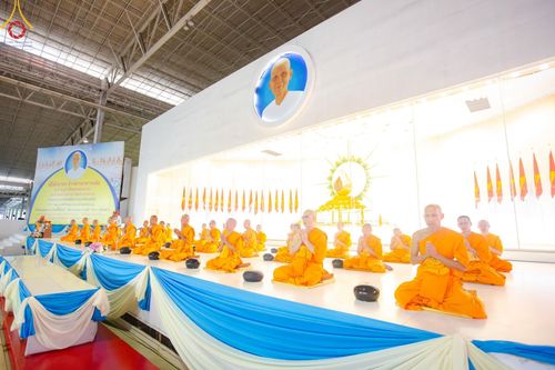 ภาพ No.149867:พิธีตักบาตร , พิธีปฎิบัติธรรม , พิธีถวายภัตตาหารเมนูสวรรค์ ในพรรษาแห่งการเข้าถึงธรรม วันธรรมชัย วันอังคารที่ 27 สิงหาคม พ.ศ.2567 ณ สภาธรรมกายสากล วัดพระธรรมกาย