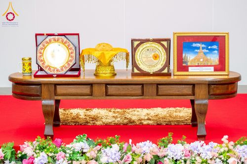 ภาพ No.222562:วันที่ 21 เมษายน พ.ศ. 2568 หลวงพ่อทัตตชีโวต้อนรับคณะสงฆ์บังกลาเทศ ณ อาคาร 100 ปี คุณยายมหารัตนอุบาสิกาจันทร์ ขนนกยูง วัดพระธรรมกาย