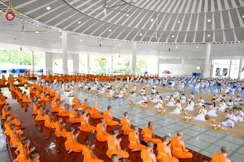 ภาพ No.214705:วันเสาร์ที่ 5 เมษายน พ.ศ. 2568 พิธีถวายภัตตาหารเมนูสวรรค์ "เพื่อการบรรลุธรรม" ณ หอฉันคุณยายอาจารย์ฯ วัดพระธรรมกาย